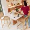 LEXIA Lot de 2 tabourets de bar intérieur/extérieur en bois d'acacia et résine tressée H66cm